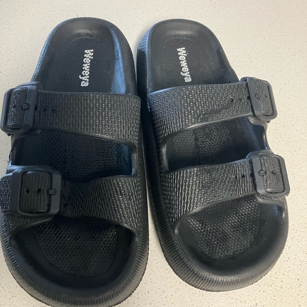 Women’s black sandals
